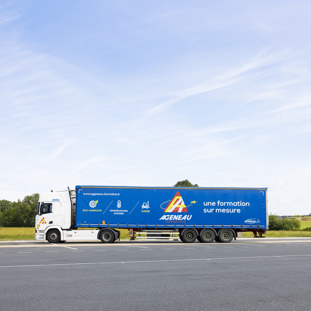 Notre semi formation, est un véritable couteau suisse. Elle forme nos nouveaux conducteurs à utiliser cet outil. Celle-ci est équipé d'une groupe frigorifique, un hayon, grue, support chariot embarqué....