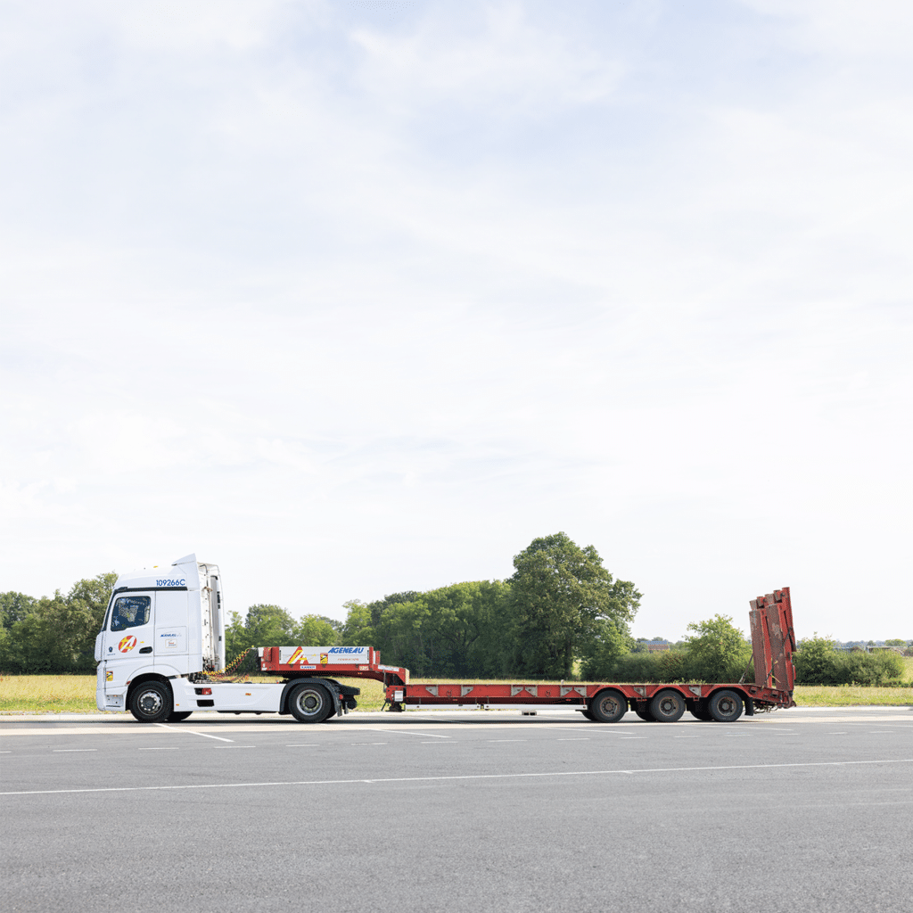 Découvrez notre semi porte-char pour transporter vos engins de manutention et marchandises de grande heuteur.